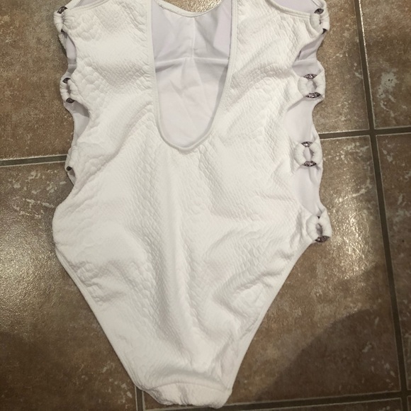 One piece white bathing suit - Picture 2 of 5